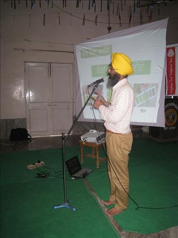 Dr.Varinderpal Singh explaining the technique to use Leaf Color Chart.
