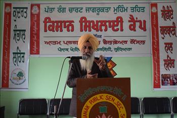 *Farmers being told about initiatives of Guru Nanak Public School under Nature Care Movement
