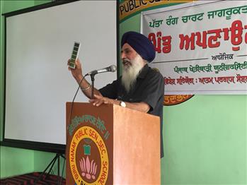 S. Mohinder Singh motivating the farmers to use Leaf Color Chart (LCC).