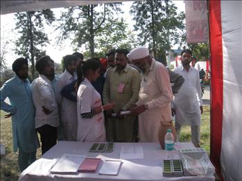 Dr. Harjot Kaur spreading awareness about Leaf Color Chart.