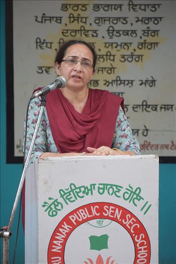 Dr. Ravinder Kaur Dhaliwal, Director Students Welfare, PAU addressing the students.
