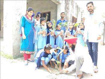 Students assisting the Atam Pargas team.