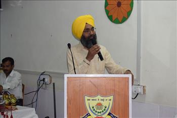 Dr. Varinderpal Singh, Senior Soil Scientist, PAU, giving inaugural speech regarding Atam Pargas mission
