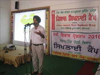 The participant sharing his view point regarding the excessive use of chemical fertilizers.