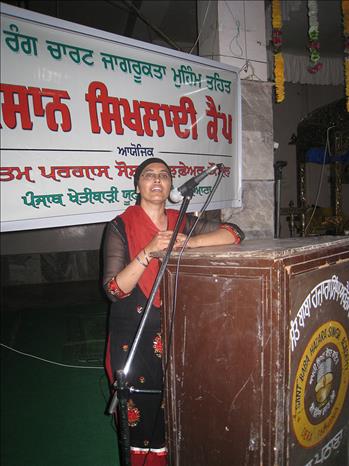Principal Sawraj Kaur, main organizer of Leaf Color Chart Training Camp addressing the farmers.