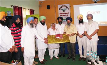 Chief Guest Dr. Inderjeet Kaur being honoured by organizers of the workshop.