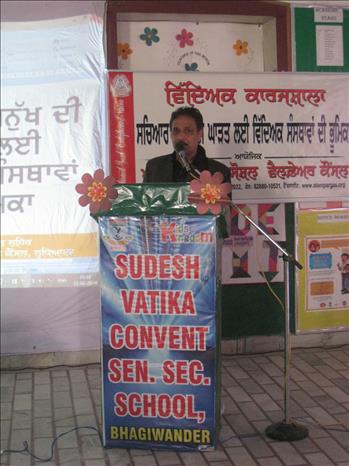 Mr. Vinod Khurana, Chairman, Sudesh Vatika Sen. Sec. School welcoming the participants.