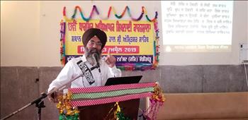 Dr. Varinderpal Singh, Chairman, Atam Pargas and Senior Soil Scientist, PAU, Ludhiana stressing on some key points during the talk.