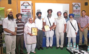 The management of the NSPS honoring the key speaker Dr. Varinderpal Singh.
