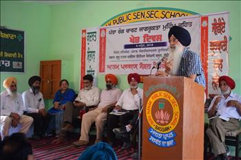 Dr. Nachhattar Singh, Director Atam Pargas and Ex-Vice Chancellor, Guru Kashi University conversing with the farmers