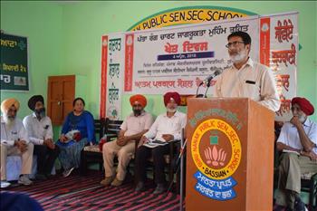 Dr. O. P. Choudhary, HOD, Soil Science, PAU discussing the importance of PAU-LCC with the farmers