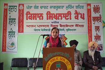 Dr.Simarjit Kaur, Agronomist, Punjab Agricultural University, Ludhiana motivating the farmers to adopt LCC