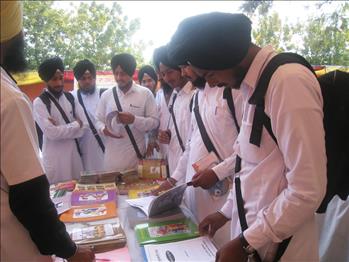 Young visitors and students engrossed in the Atam Pargas publications.