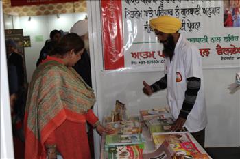 Atam Pargas volunteer explaining the methodology to include Atam Pargas publications in school syllabus