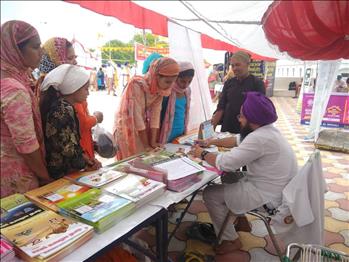 S. Simranjit Singh explaining the concept of Positive Thinkers