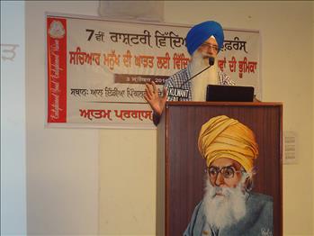 Dr. Nachhatar Singh, Director Atam Pargas and Ex-VC, Guru Kashi University, Talwandi Sabo addressing the audience.