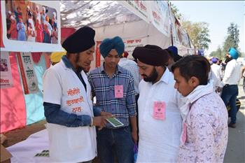 Atam Pargas Volunteer educating visitors about LCC.
