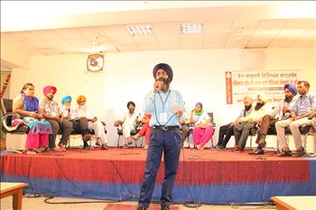 Dr. Varinderpal Singh, refreshing the delegates during the concluding session organized in the form of Quiz Competition.