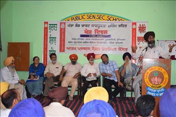 Dr. Varinderpal Singh, Sr Soil Scientist, PAU, discussing success story of PAU-LCC in village Bassian