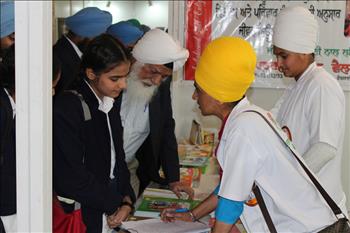 Student showing keen interest in Atam Pargas publications