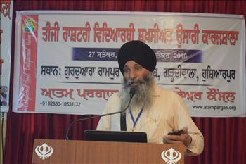 Pr. Jaspal Singh, A-One Public School, Nabha taking forward the proceedings of the workshop with the general queries of audience