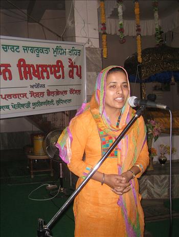 Madam from PAU school inspired the farmers to use Leaf Color Chart to reduce use of chemical fertilizers.