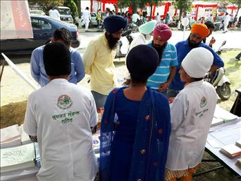 Dedicated volunteers discussing Atam Pargas Mission with the visitors.