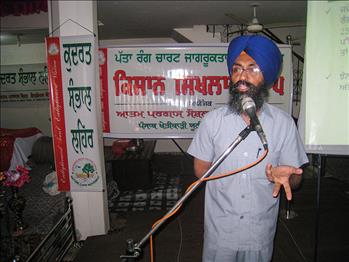 Dr. Varinderpal Singh trying his best to deliver the message to the farmers.