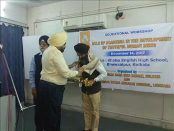 Dr Varinderpal Singh, being facilitated with memento by S. Tejinder Singh on behalf of Khalsa English High School, Bhowanipur, Kolkata