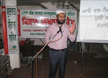 Dr. Jagjot Singh, Extension Specialist, FASS, Ferozpur interacting with the farmers.