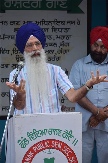 Dr. Nachhattar Singh inspiring the student volunteers to take up the noble mission of tree plantation with high spirit. 