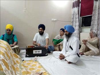 Atam Pargas family member jointly sang the praises of Waheguru Ji by Shabd Kirtan.
