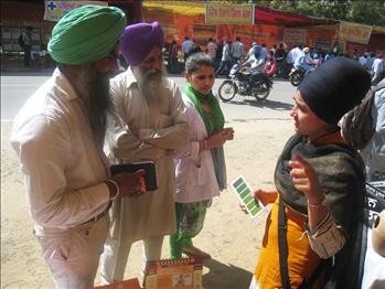 Sukhvir Kaur, PhD Scholar answering the farmers queries about the Leaf Color Chart (LCC).