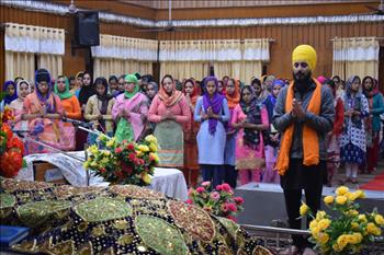 The delegates and Atam Pargas team performing Ardass for success of Personality Development Workshop