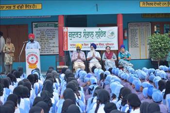 Pr. Avtar Singh delivering a talk on the importance of the trees. 