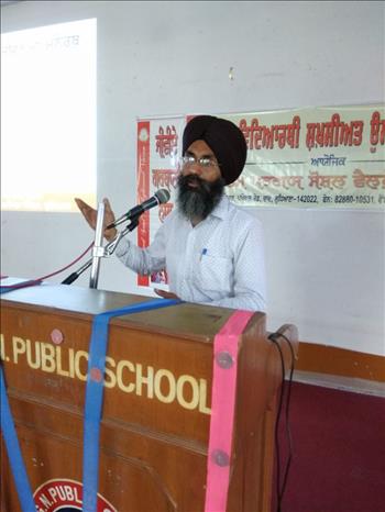 Dr Varinderpal Singh presenting the key note lecture .