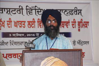 Dr. Varinderpal Singh, Chairman, Atam Pargas and Senior Soil Scientist, PAU, Ludhiana conducting the proceeding of the conference.