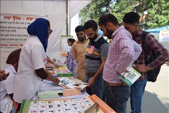 Parents buying Atam Pargas books according to their child's learning need