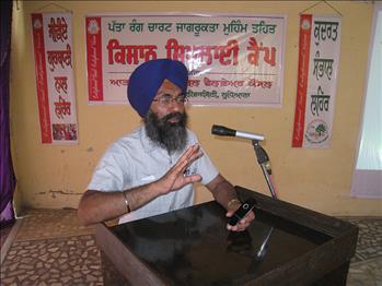 Dr. Varinderpal Singh, Chairman Atam Pargas and Senior Soil Scientist, PAU, Ludhiana putting forward the precautions regarding use of Nitrogen based fertilizers.