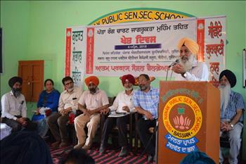 Mohinder Singh, Incharge Atam Pargas, Raikot and Director, Guru Nanak Senior Secondary School, Bassian inspiring farmers for adoption of PAU-LCC