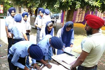 Atam pargas volunteers and students at the registration desk. 