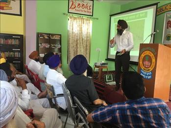 Dr Varinderpal Singh delievering the talk on use of LCC .