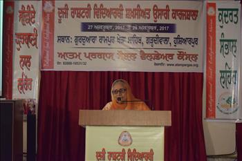 Dr. Inderjeet Kaur, Patron, AtamPargas and President Pingalwara, delivering an inspiring talk on an honest earning ,’Necessity for being truthful human beings’
