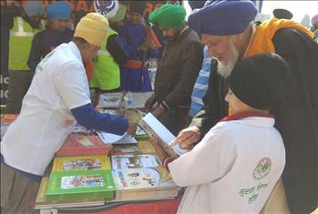 A young volunteer explaining the books concept